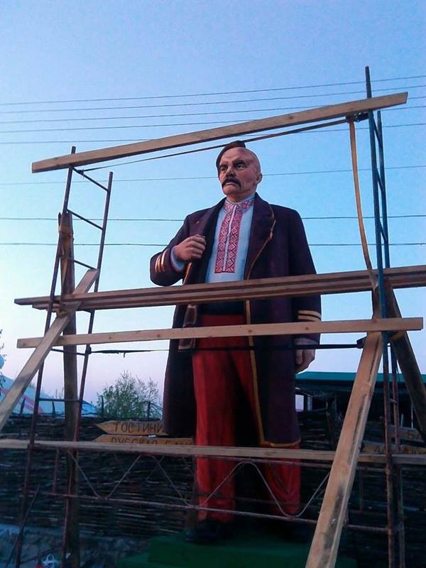 Черкаський Ленін вдягнув вишиванку та жупан