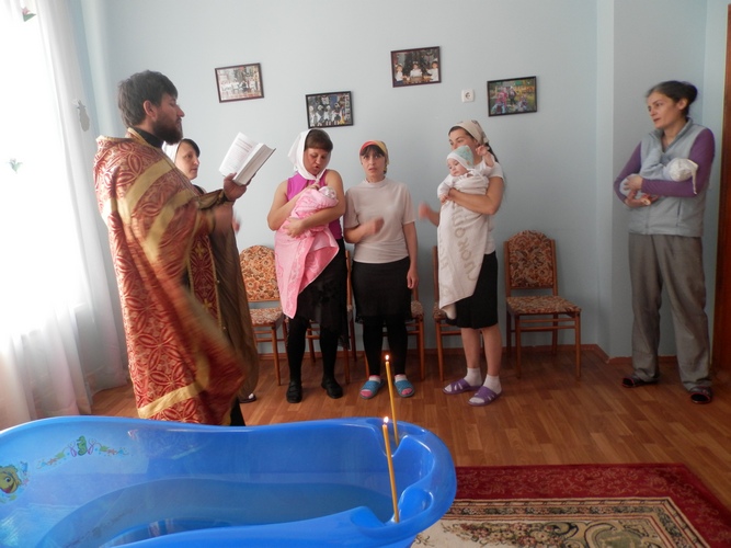 У виправній колонії охрестили малюків