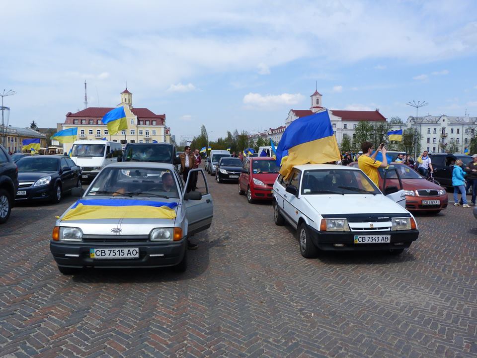 Майже сто автомобілів проїхалися Черніговом на честь  Дня Перемоги 