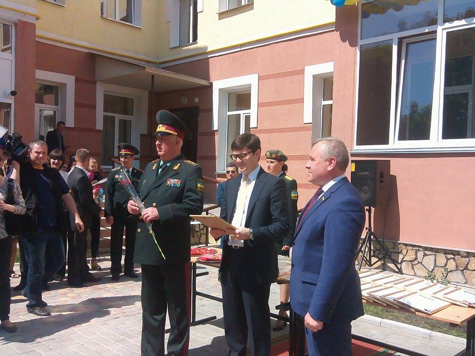 Міністр інфраструктури роздав чернігівським військовим ключі від новеньких квартир