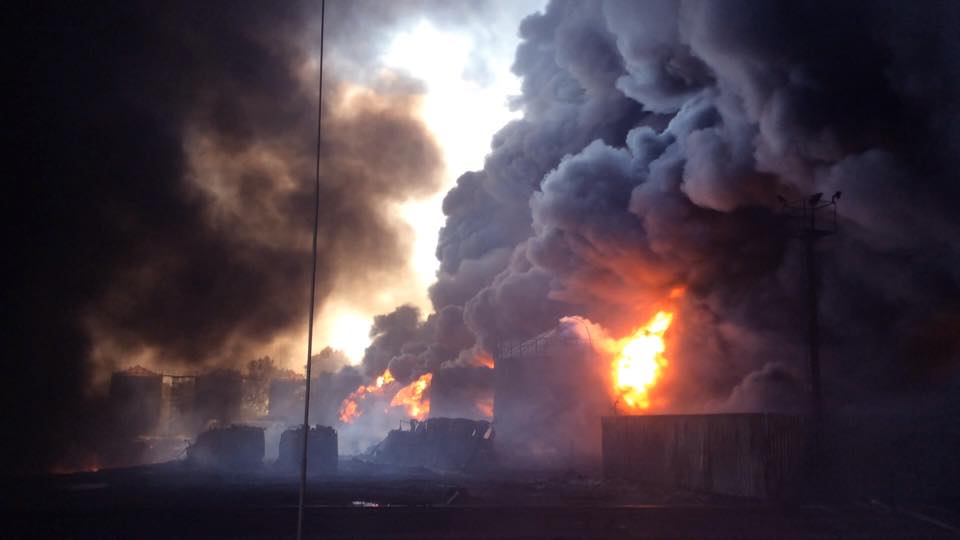 Небезпечні викиди із палаючої нафтобази до Чернігова не потрапили