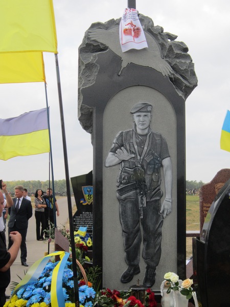 В Чернигове открыли памятник погибшему в зоне АТО нацгвардейцу