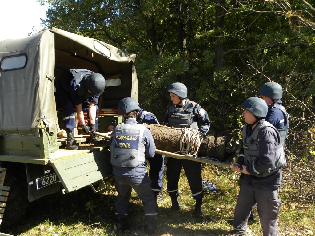 На аэродроме в Певцах нашли бомбу весом 250 килограмм