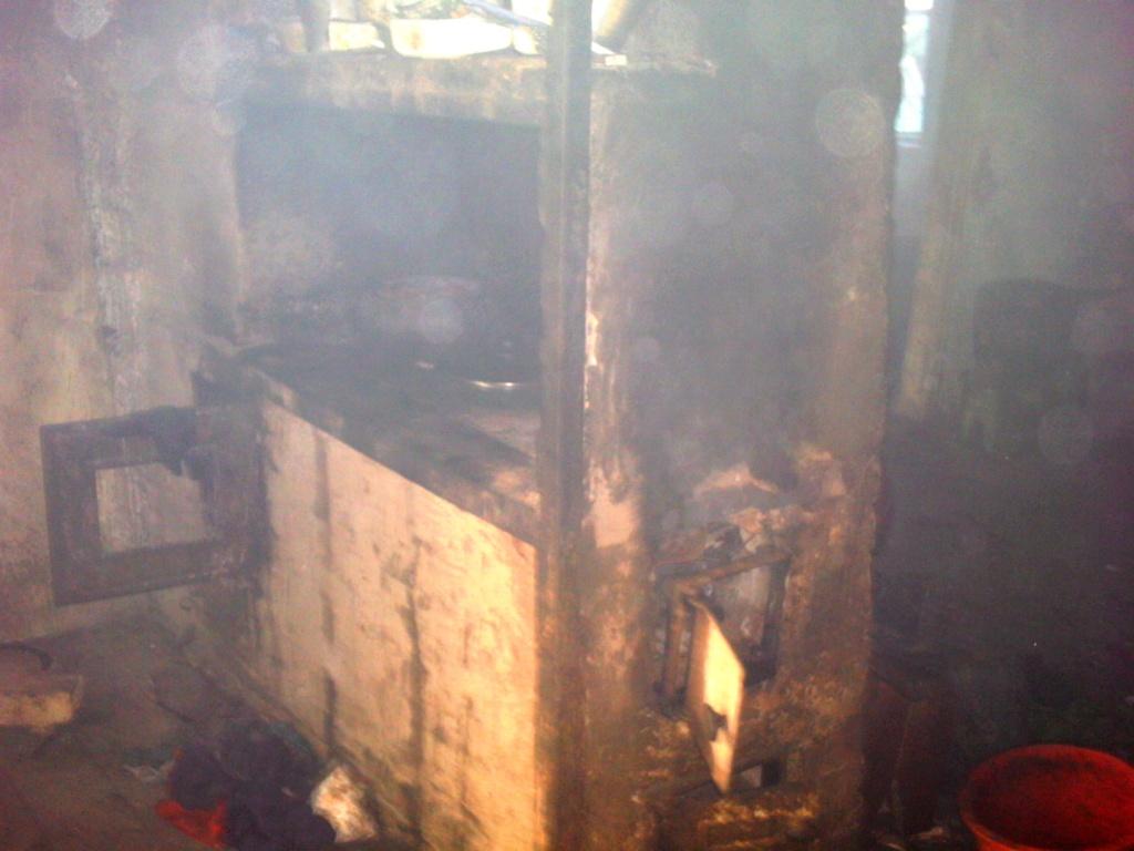 На Чернігівщині двоє недужих людей мало не згоріли у власному будинку