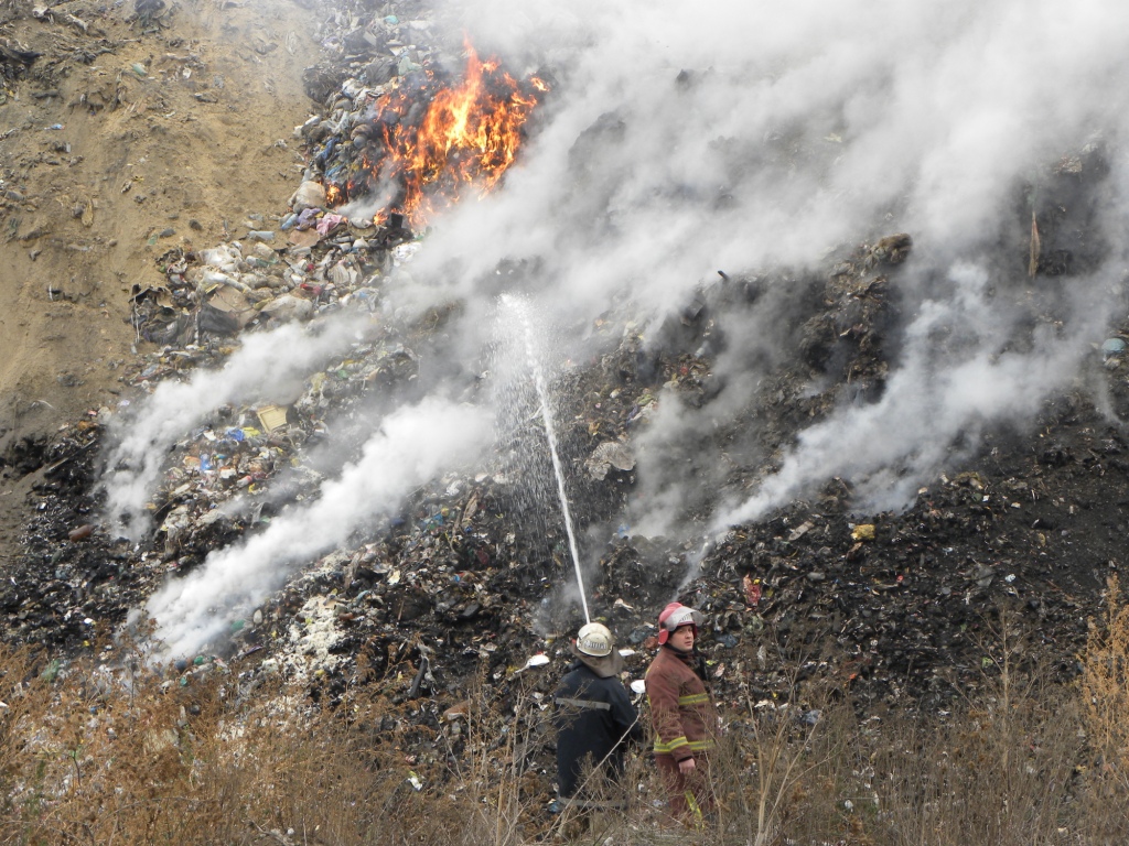 Пожар на полигоне бытовых отходов тушили 16 часов