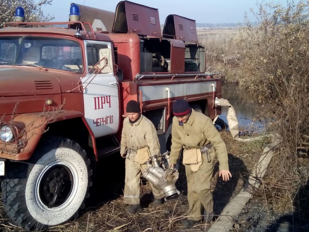 Черниговские пожарные тушили торфяной пожар вблизи столицы