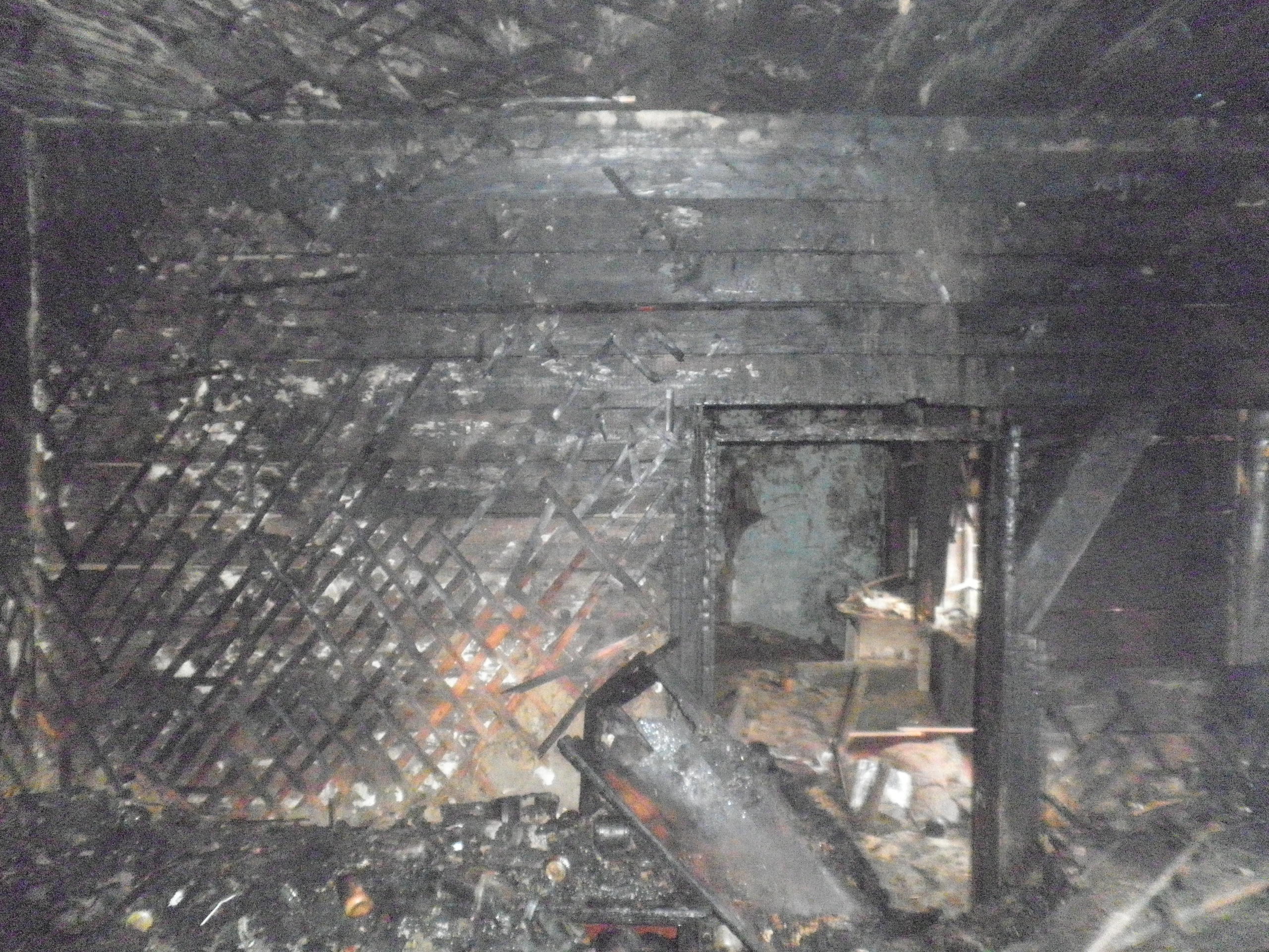 Свеча сожгла квартиру в Корюковке