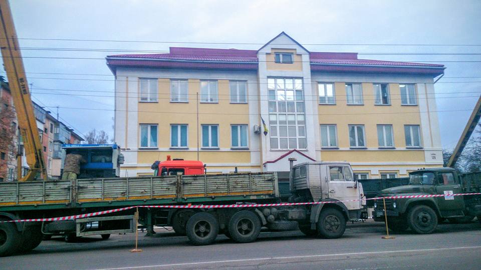 Чернігівські енергетики відгородилися від мітингувальників вантажівками 