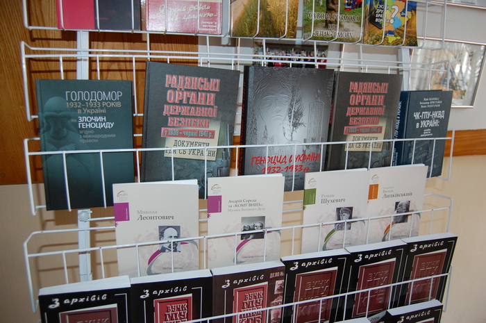 СБУ подарила черниговским вузам и библиотекам книги о Голодоморе