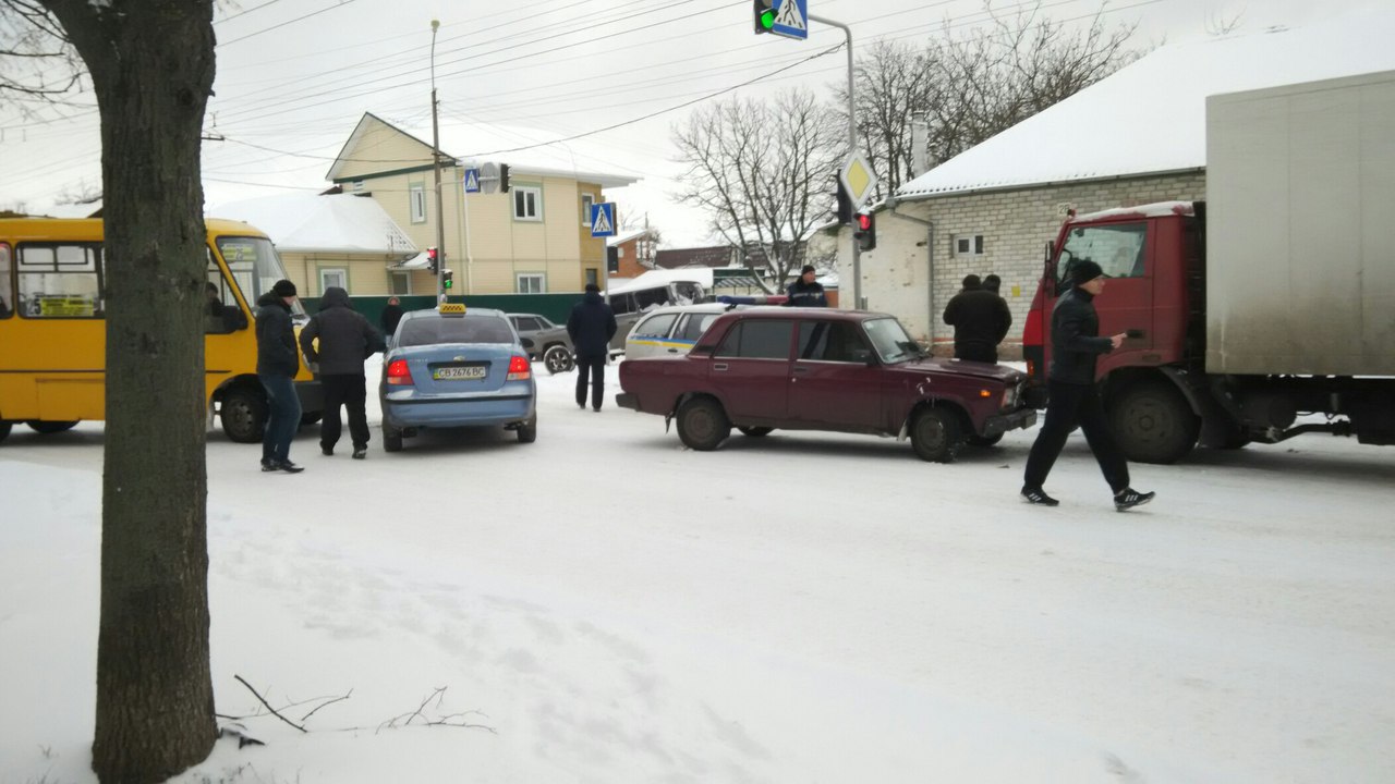 ДТП через неприбраний сніг: у Чернігові за день сталося 19 аварій