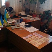Спокуса хабаря: на Чернігівщині на гарячому затримали сільського голову