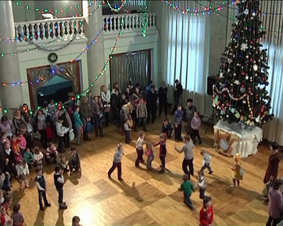 Губернаторская елка подарила радость более чем 700-м деткам