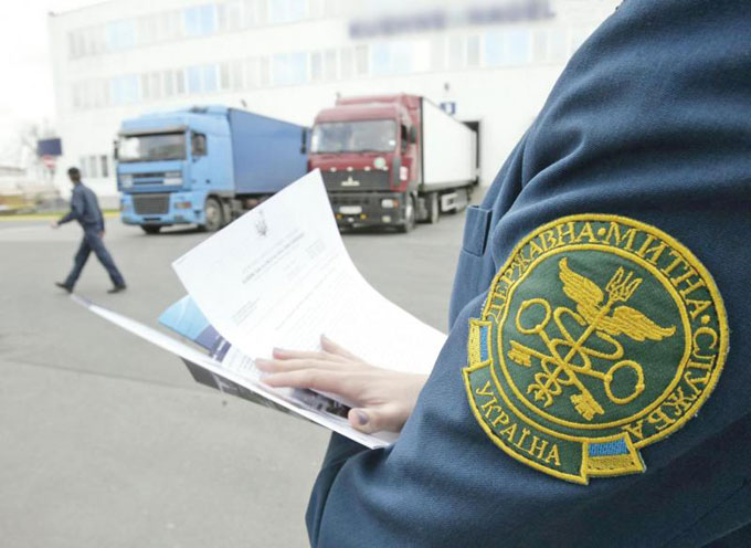 Чернігівські митники перехопили вантажівку, на якій перевозили сигарети для окупованого Донецька