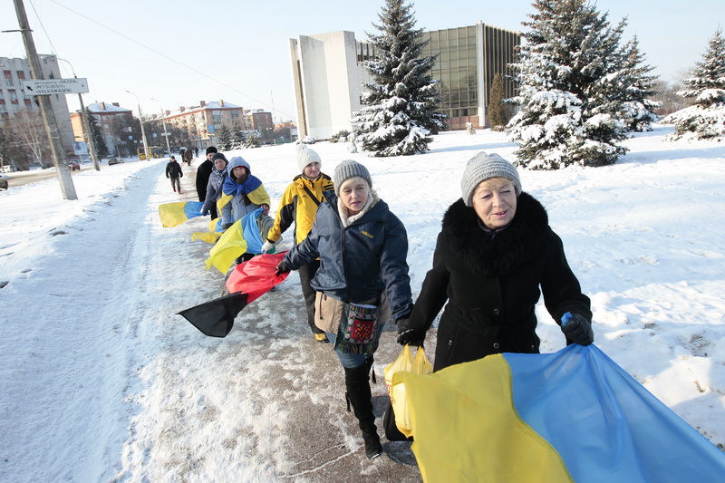 Черниговцы сформировали "цепь единства" украинской нации. ФОТОрепортаж