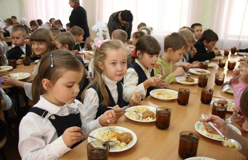 Чернігівських учнів більше не будуть безкоштовно годувати в школах