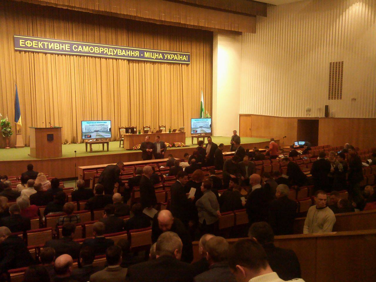 Розпочалася сесія обласної ради
