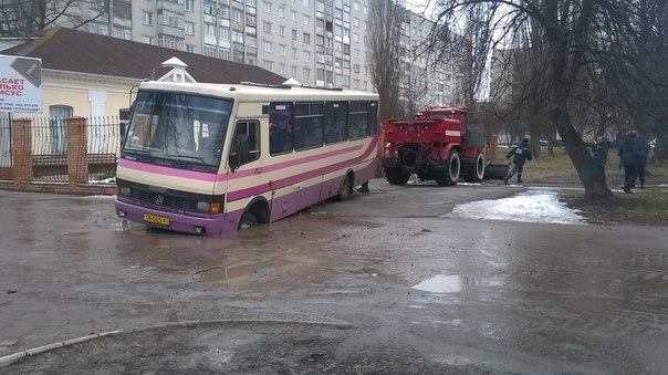 В Чернігові провалився автобус