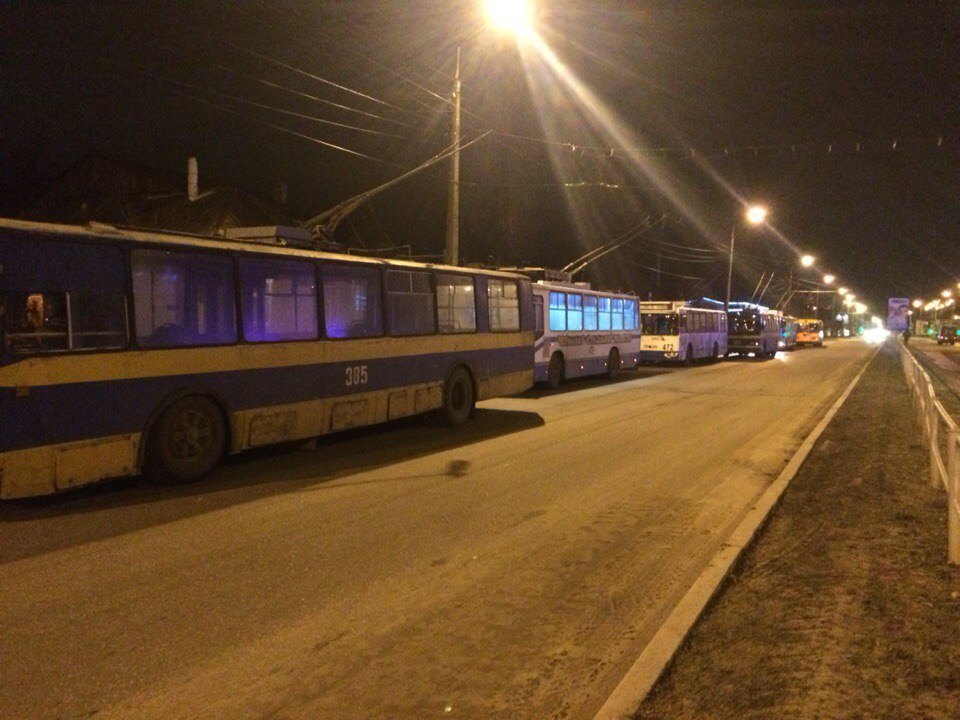 Тролейбусний «бунт»: на Рокоссовського зупинились 13 тролейбусів