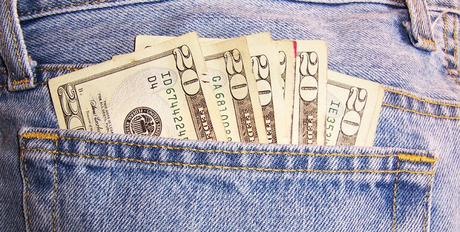 Черниговец нашел в штанах из секонд-хенда 380 гривен
