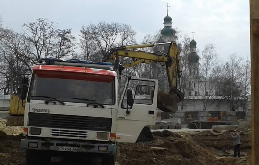 Чернігівці вимагають зупинити будівництво п’ятиповерхівок біля Єлецького монастиря 