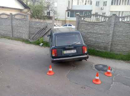 У Чернігові п’яна дівчина за кермом автомобіля протаранила бетонний паркан. ФОТО