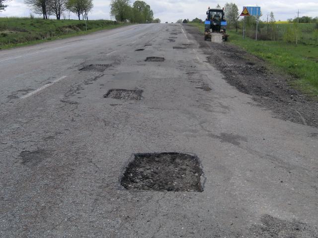 Ямковий ремонт у розпалі: список залатаних доріг на Чернігівщині