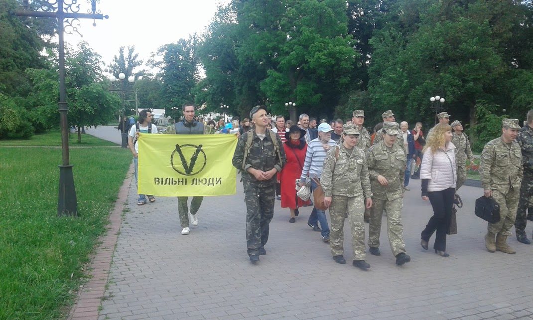 Сегодня в Чернигове почтили жертв геноцида крымскотатарского народа торжественным шествием. ФОТО