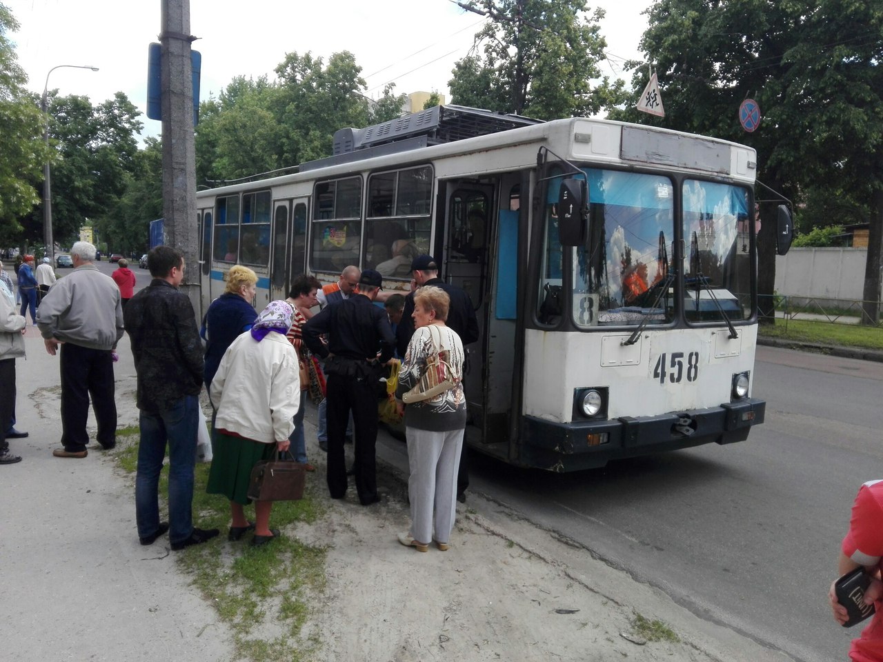 Полиция обыскала всех пассажиров черниговского троллейбуса из-за кражи планшета