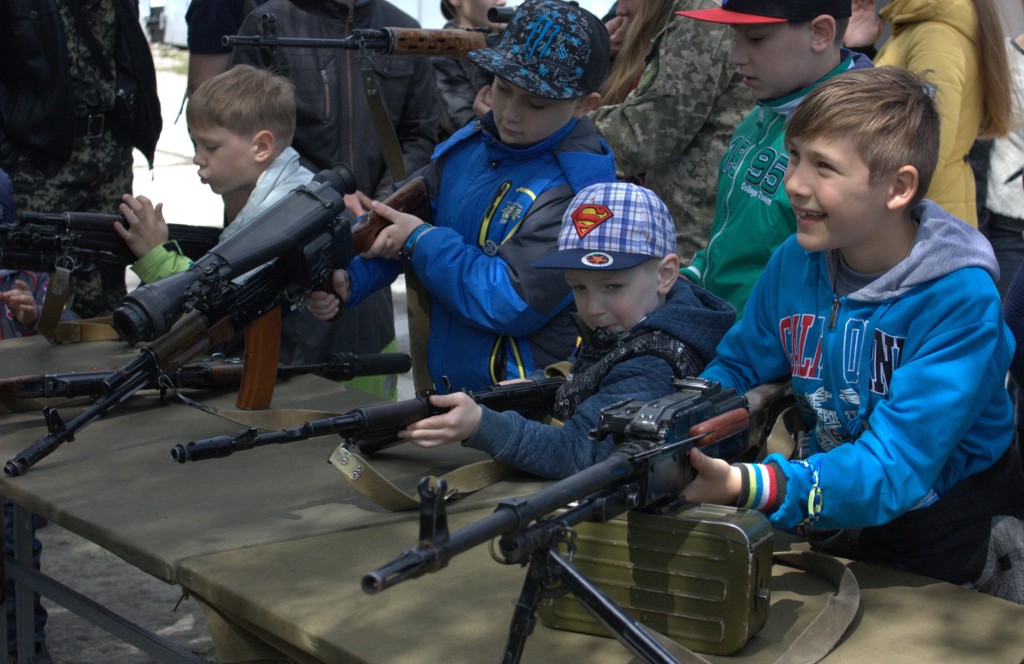 Детей участников АТО посадили в танки: «Десна» демонстрирует доблесть