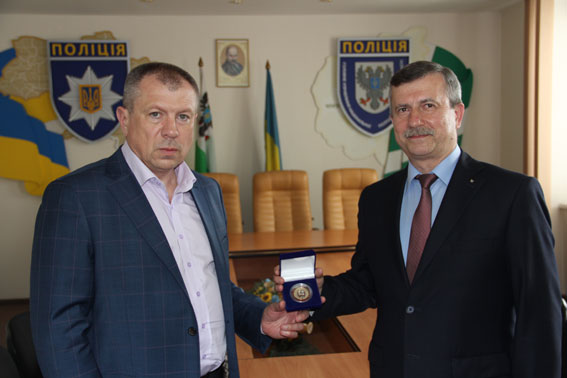 Поліції Чернігівщини вручили почесну відзнаку від міліції Білорусі
