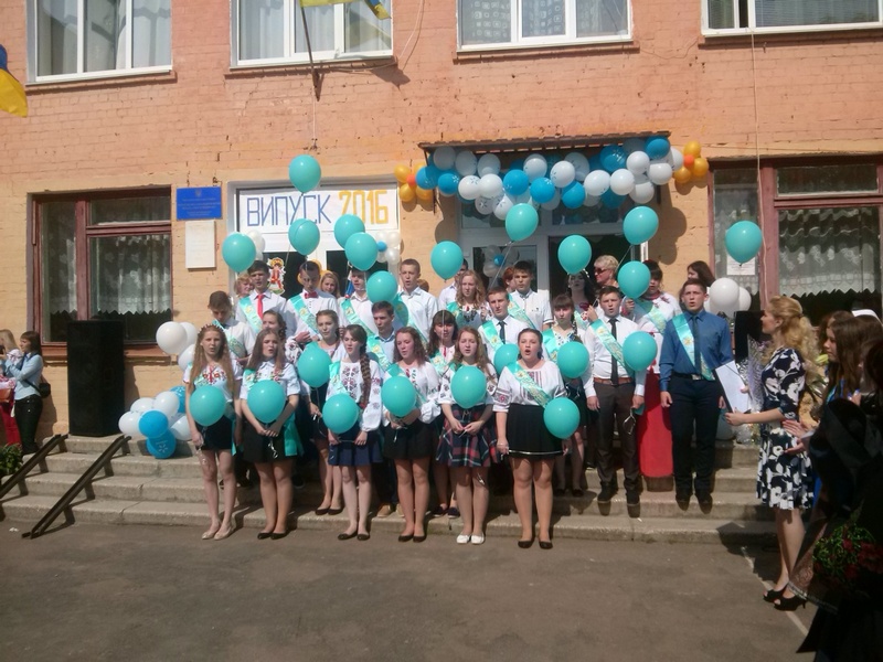 У школах Чернігова пролунав останній дзвоник. ФОТО