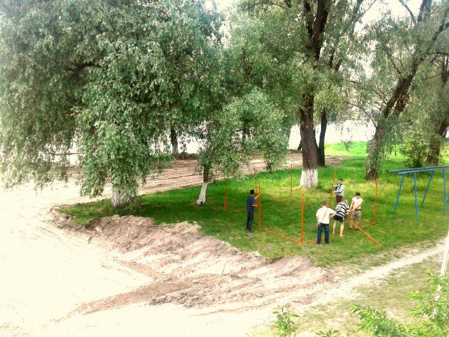 На березі Десни будують волейбольний майданчик. ФОТО