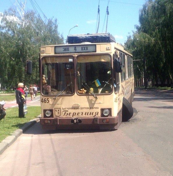 Чернігівські тролейбуси на ходу гублять колеса - фотофакт