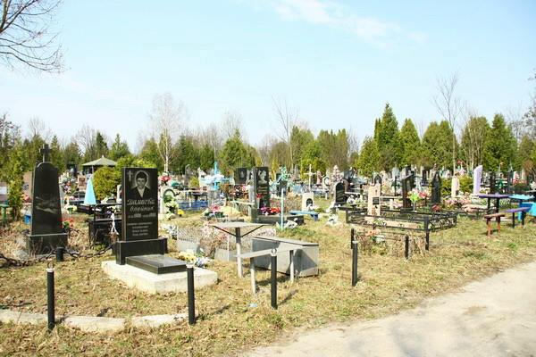 На кладбище Яцево с могилы украли вазу