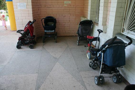 Поліція затримала серійну крадійку дитячих колясок з дитячих поліклінік міста