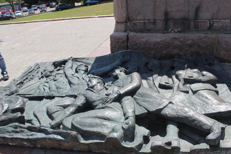 Черниговцы отстояли барельефы на Холме Славы