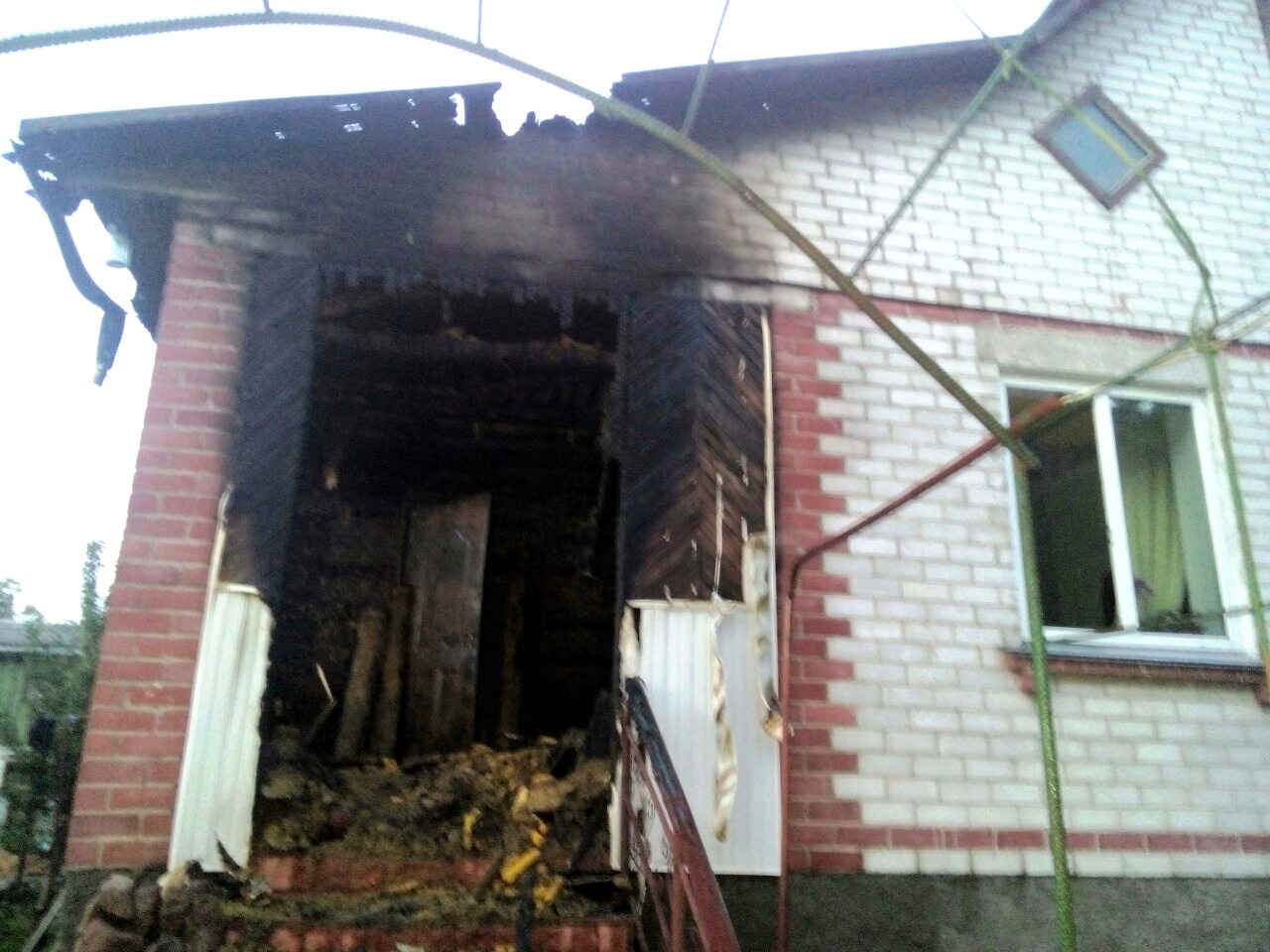 Среди ночи в Чернигове загорелся дом 
