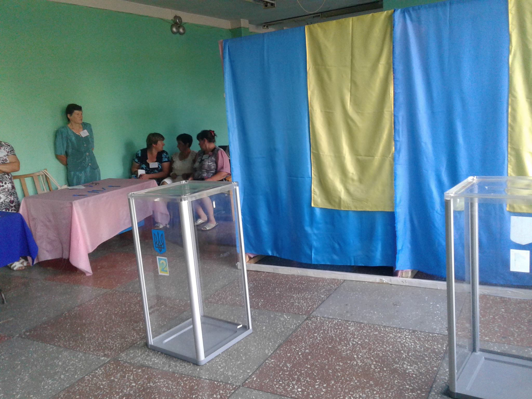 Дві дільничні виборчі комісії 206-го округу готувалися до початку голосування в авральному режимі