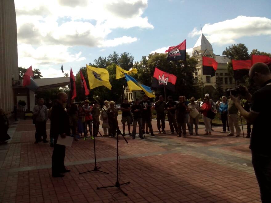 Чернігівські активісти боролися за справедливість під обласною радою. ФОТО