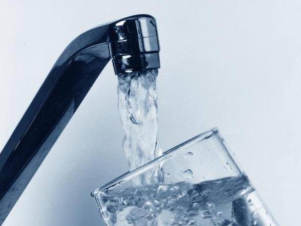 «Кола пекла»: за якість води з крану відповідають водоканал, ЖРЕди та ОСББ