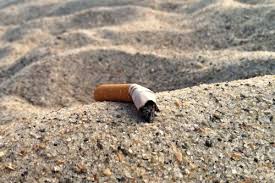 Боротьба з курцями набирає обертів: чернігівці вимагають заборонити куріння на пляжах
