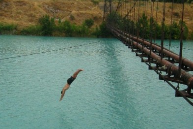 23-летний парень прыгнул в Десну с автомобильного моста и утонул