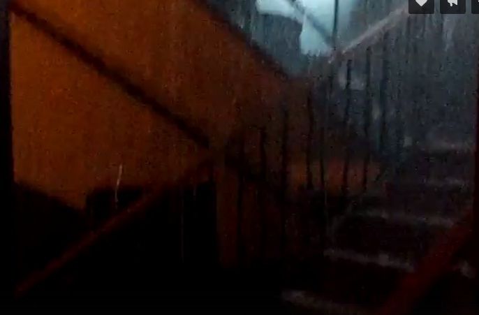 Злива у під’їзді: шокуюче відео наслідків негоди в Чернігові