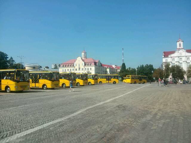 Школи Чернігівщини отримали 27 новеньких автобусів. ФОТО