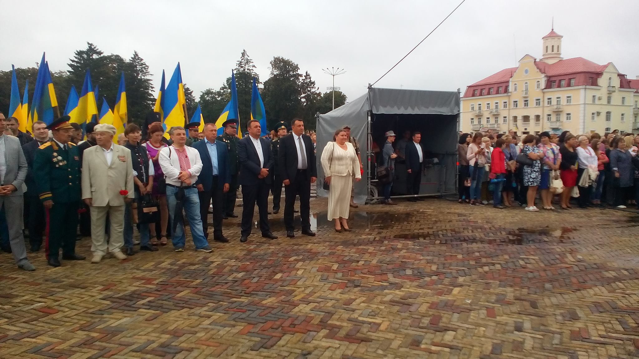 «Подмоченный» праздник: дождь не помешал черниговцам праздновать День рождения Украины. ФОТО