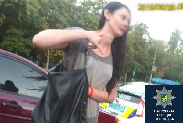 В Чернигове нетрезвая женщина-водитель со скандалом отказалась сдавать анализы на опьянение