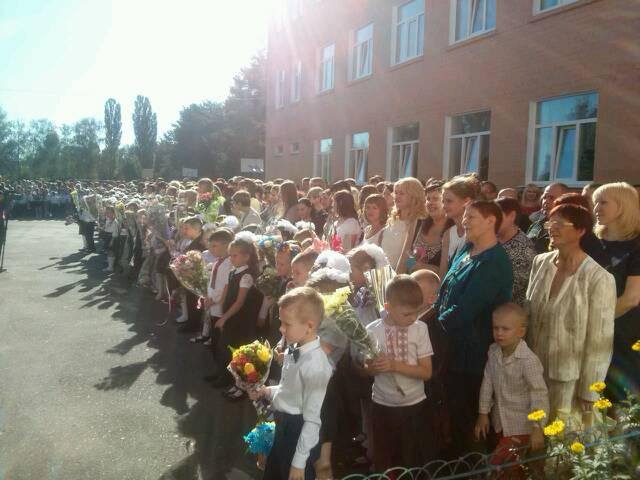 В школах Чернигова торжественно отмечают День знаний. ФОТО