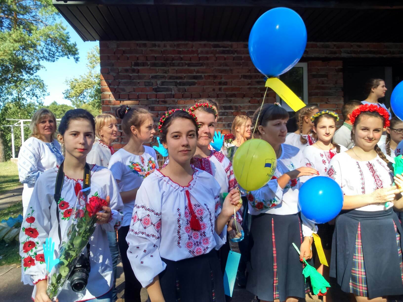 Замість «лінійки» - «Родинне коло»: старшокласники Чернігівщини відсвяткували Першовересень на природі