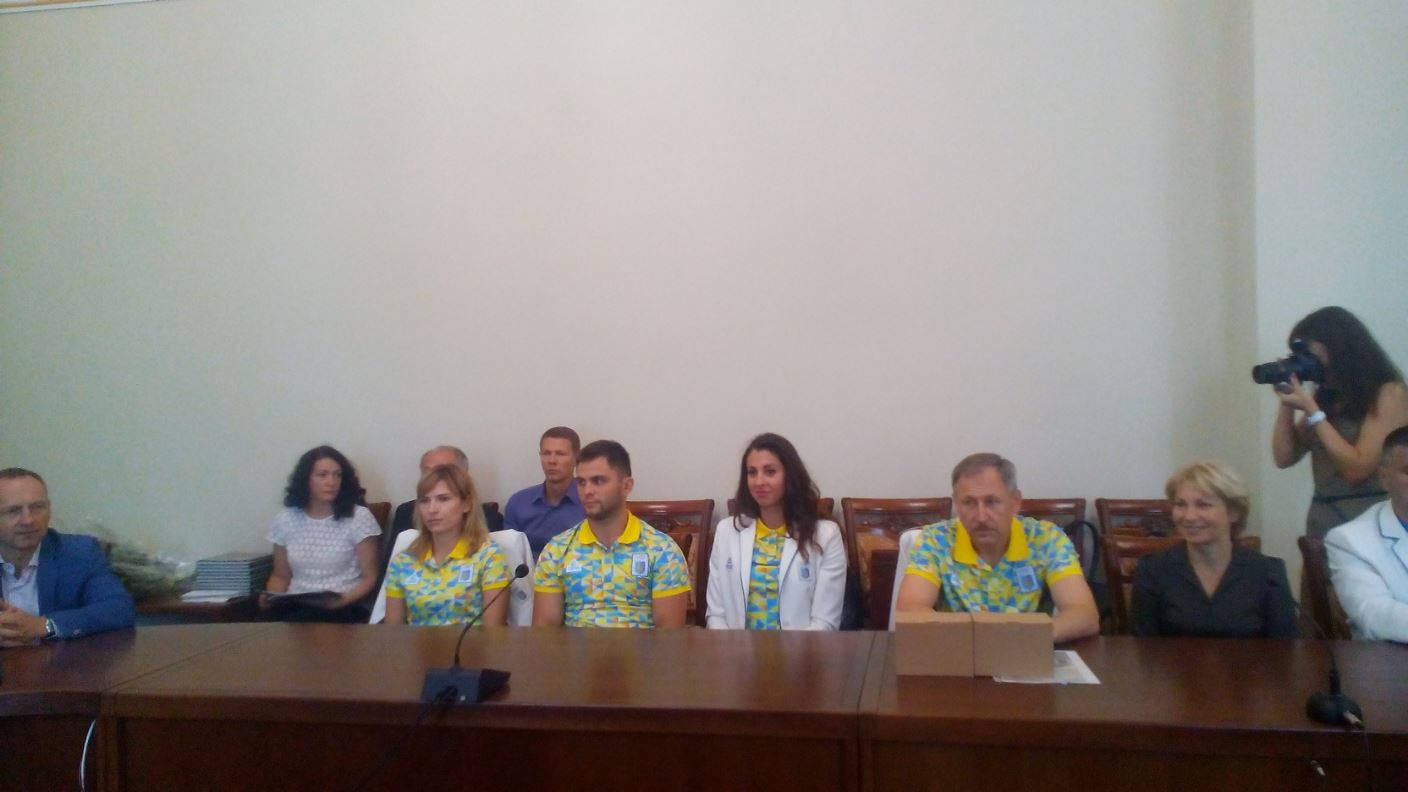 Черниговских олимпийцев торжественно встретили на родине