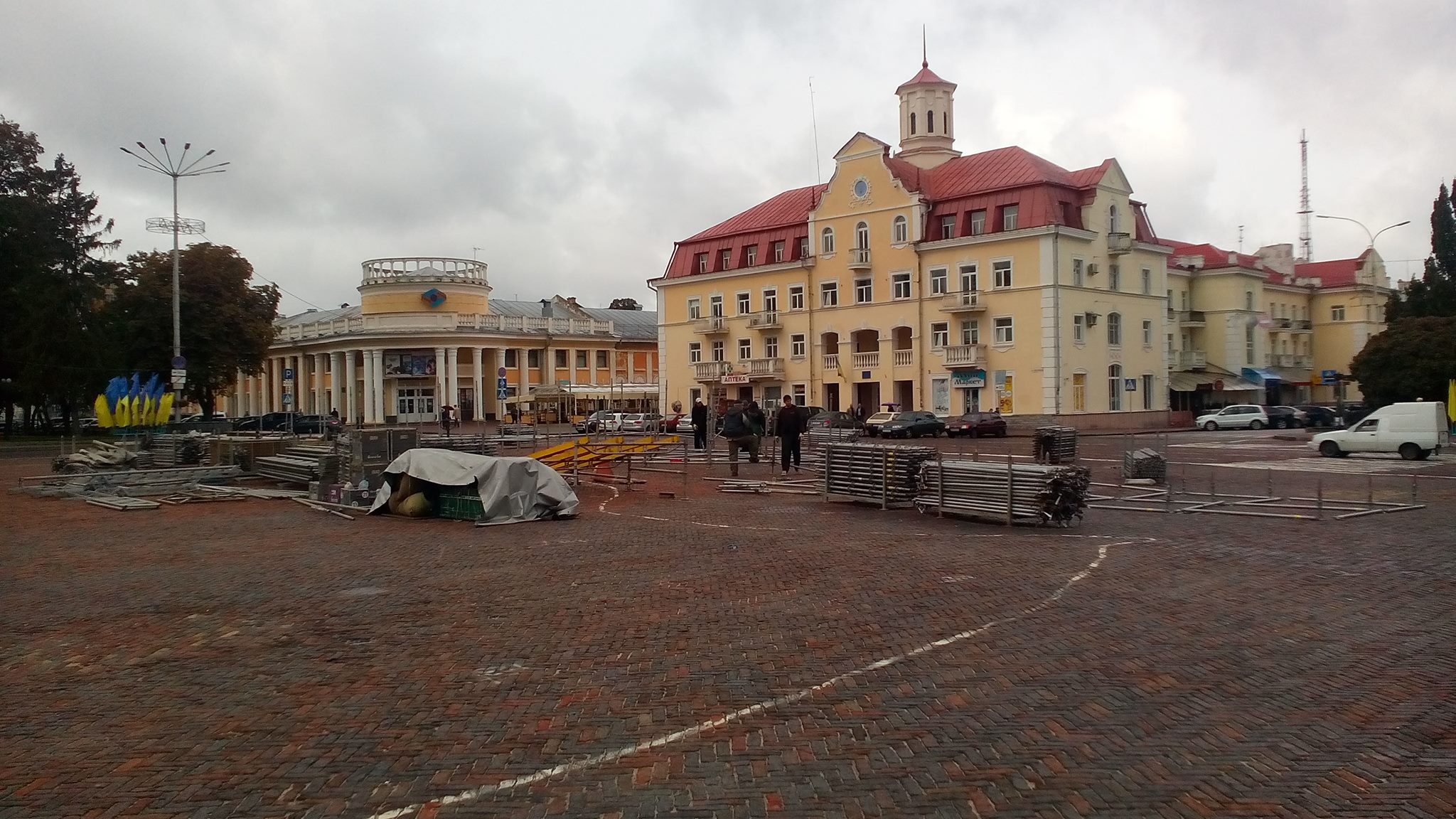Чернигов готовится к звездным выходным – на площади устанавливают большую сцену. ФОТО